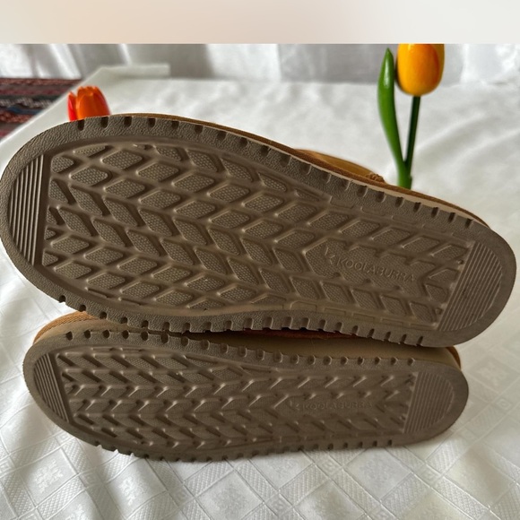 KOOLABURRA BY UGG • BOOTS
Size US 6 • Excellent - Picture 4 of 4